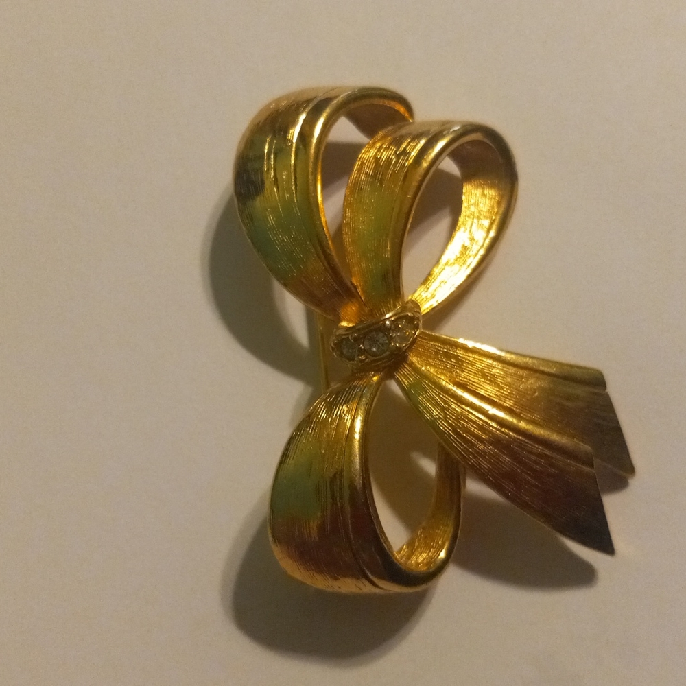 Gold broach pin